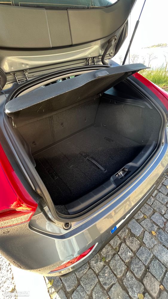 Volvo V40 2.0 D3 Momentum Geartronic - 34