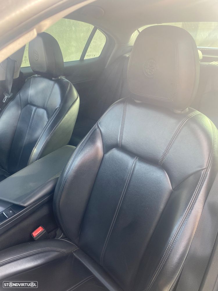 Alfa Romeo Giulia 2.2 D Super AT8 - 6
