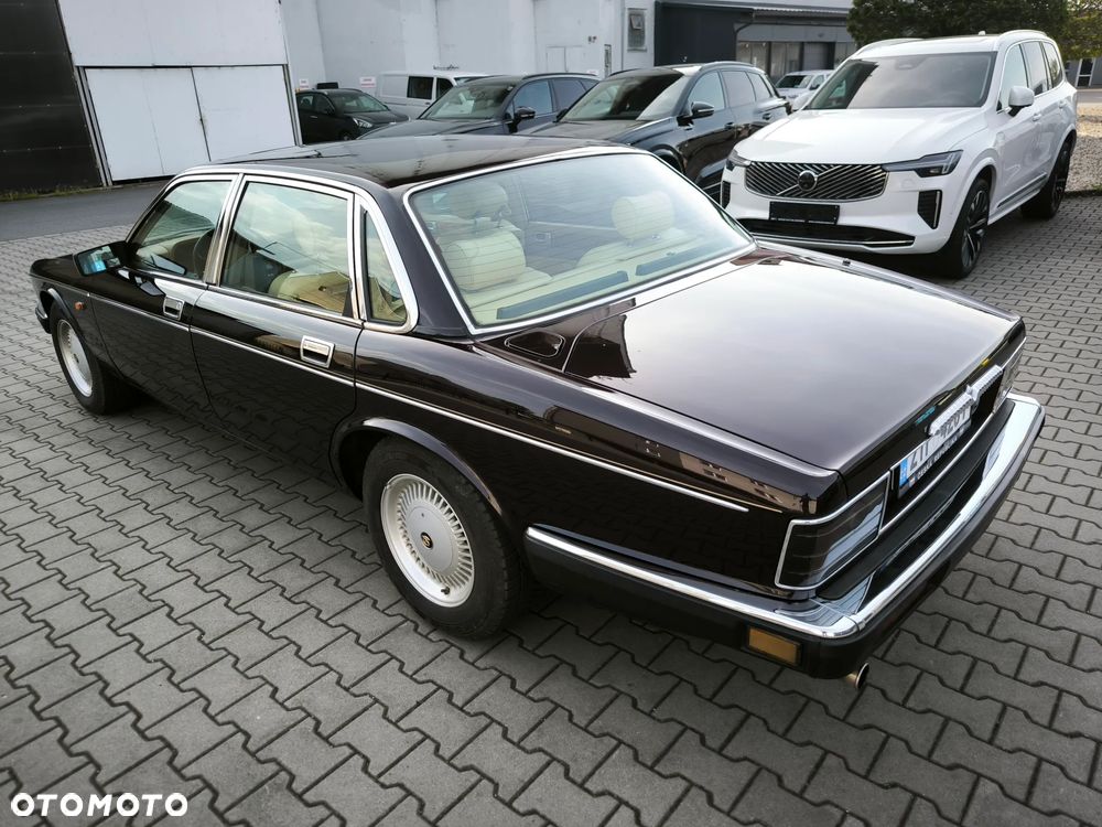 Jaguar Daimler Double Six - 4