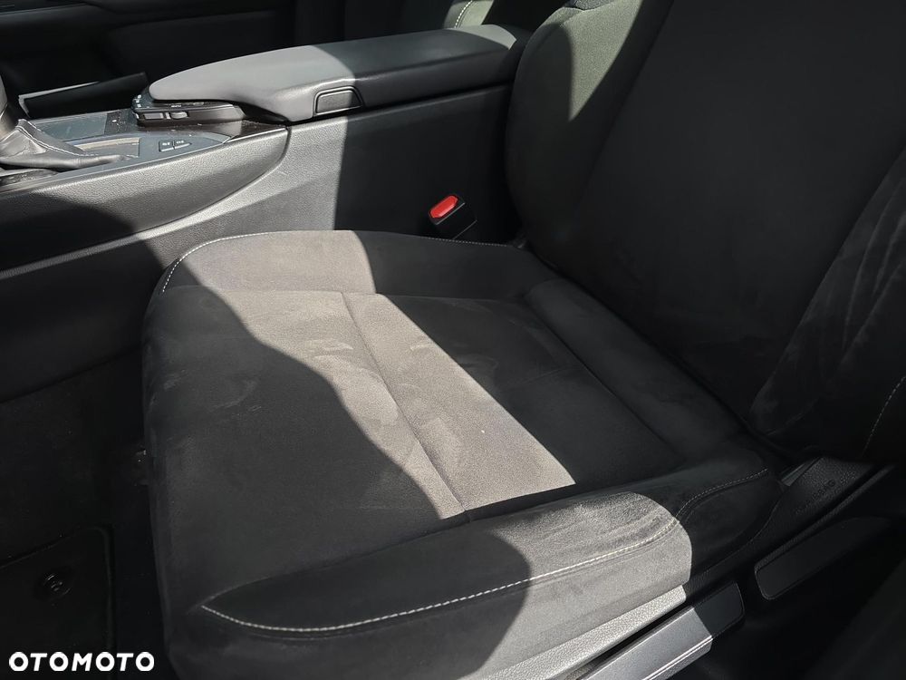 Lexus UX - 12