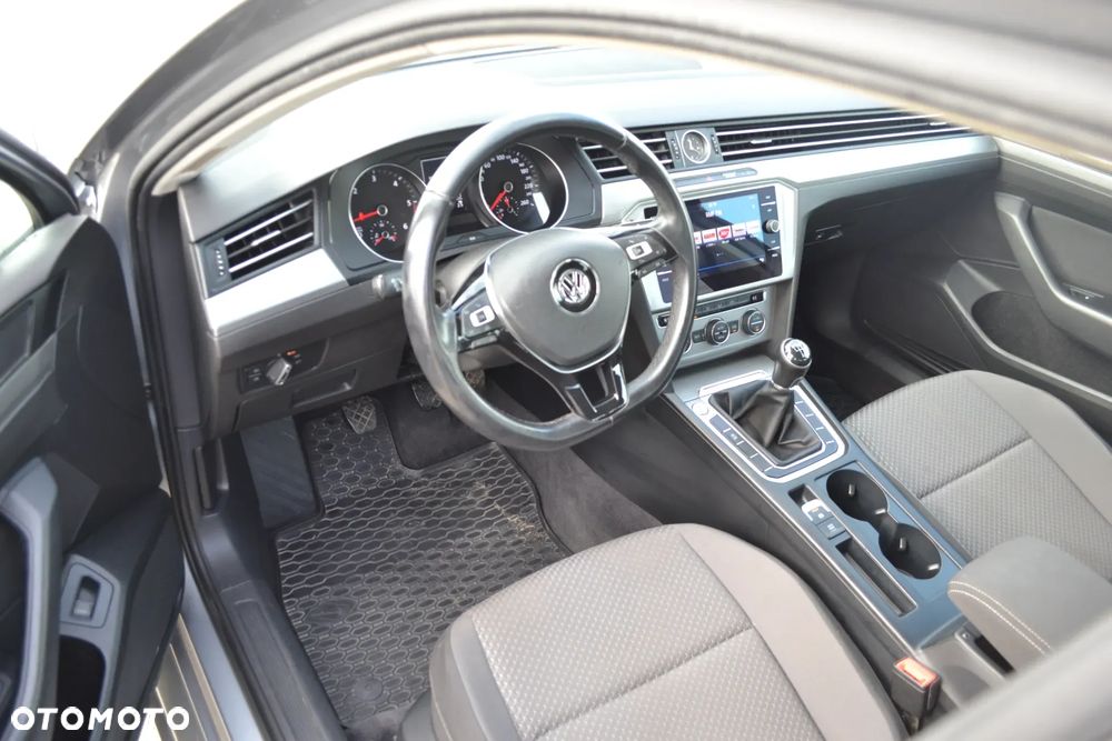 Volkswagen Passat 2.0 TDI SCR Comfortline - 22