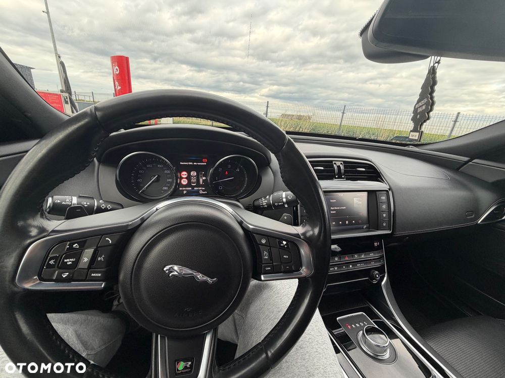 Jaguar XE 2.0 D R-Sport - 6