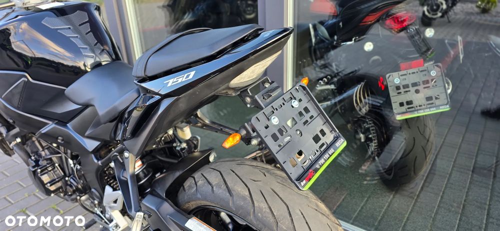 Suzuki GSR - 38