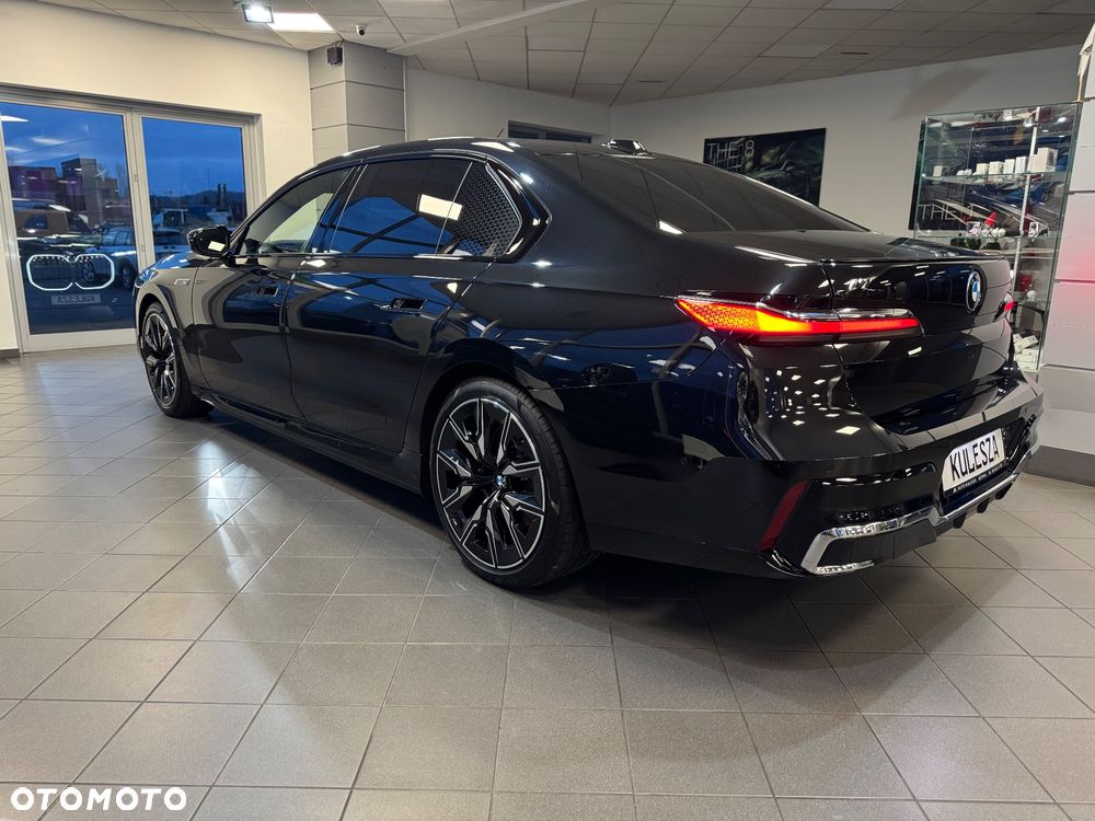 BMW i7 - 8