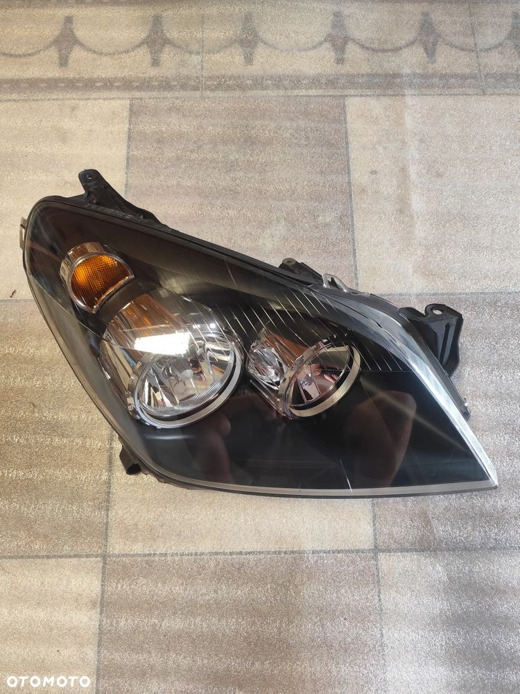 Reflektor Prawy Opel Astra H Ciemny - 4