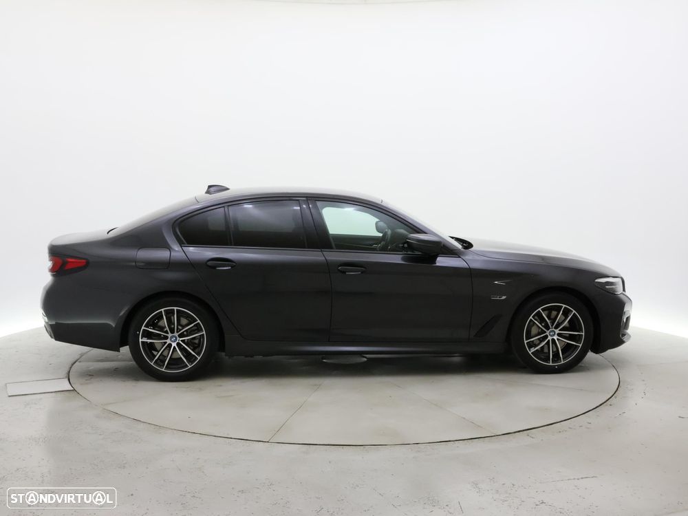 BMW 530 e Pack Desportivo M - 8