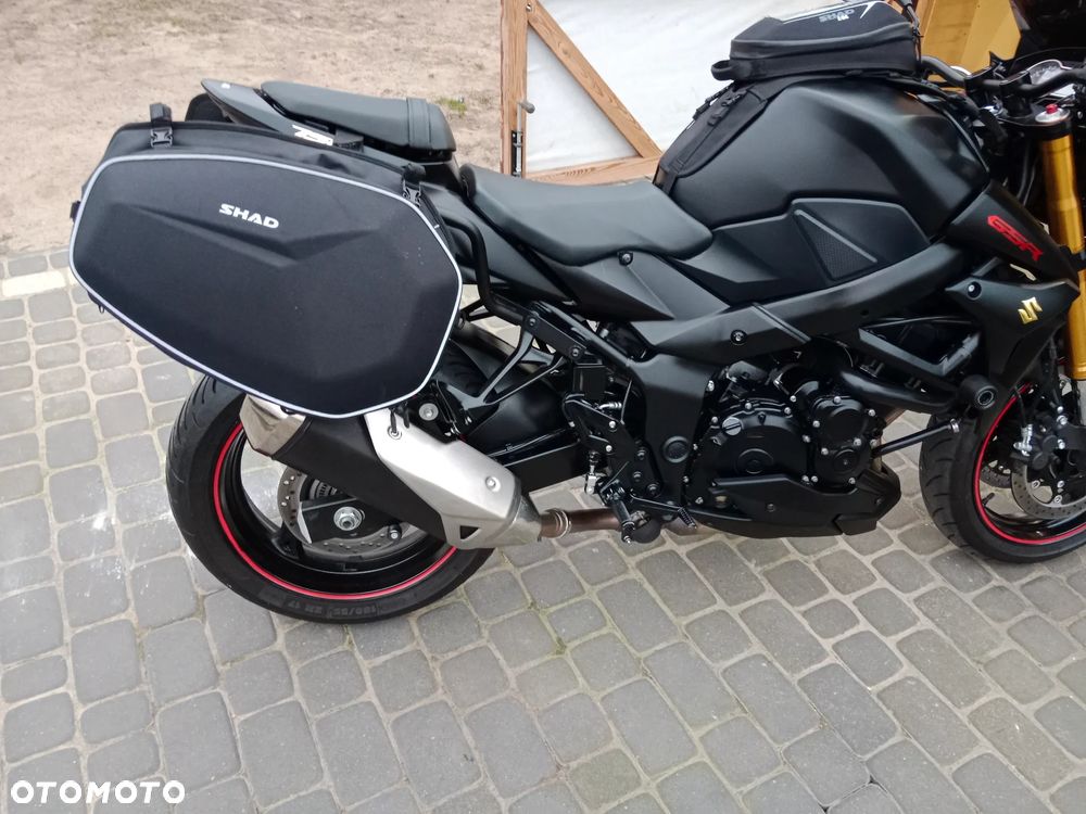 Suzuki GSR - 18