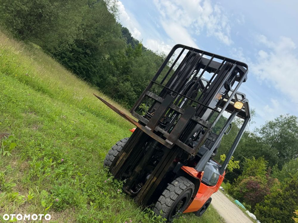 Toyota 7FDF25 Wózek Widłowy 2,5tony. Niski Przebieg 4800 mtg. Wolny skok. Triplex. Oryginał z Norwegii z Gospodarstwa ziemniaczanego woził lekkie ładunki.. Zero luzów i wycieków. Maszyna po wszystkich dużych serwisach w DEKRA. ZERO wkładu własnego. Maszt Triplex. Dodatkowa 3 linia Hydrauliczna. Diesel! Hamulce brzytwa! Koła pełne. REWERS JAZDA. Opony bardzo ładne. Oświetlenie fabryczne. Potężna moc. Wysoka precyzja pracy oraz jazdy! - 6