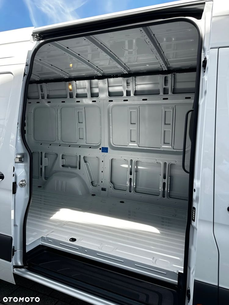 Mercedes-Benz Sprinter - 24