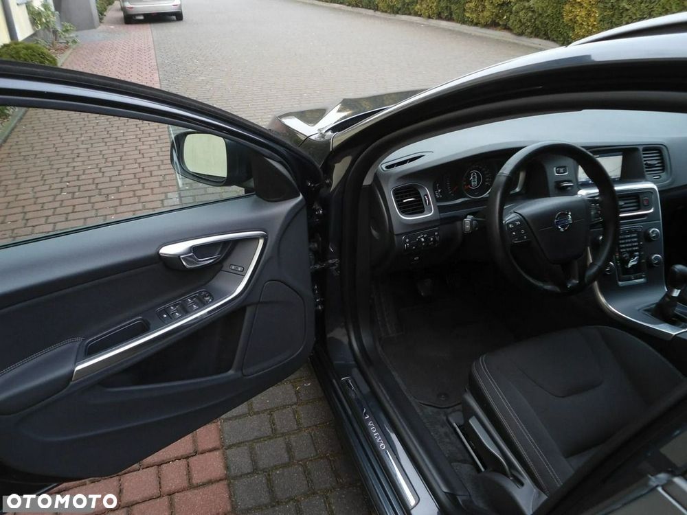 Volvo V60 D2 Momentum - 25