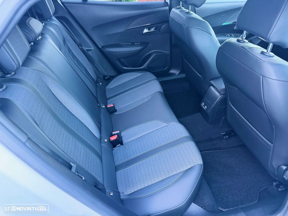 Peugeot 2008 1.2 PureTech Allure - 12
