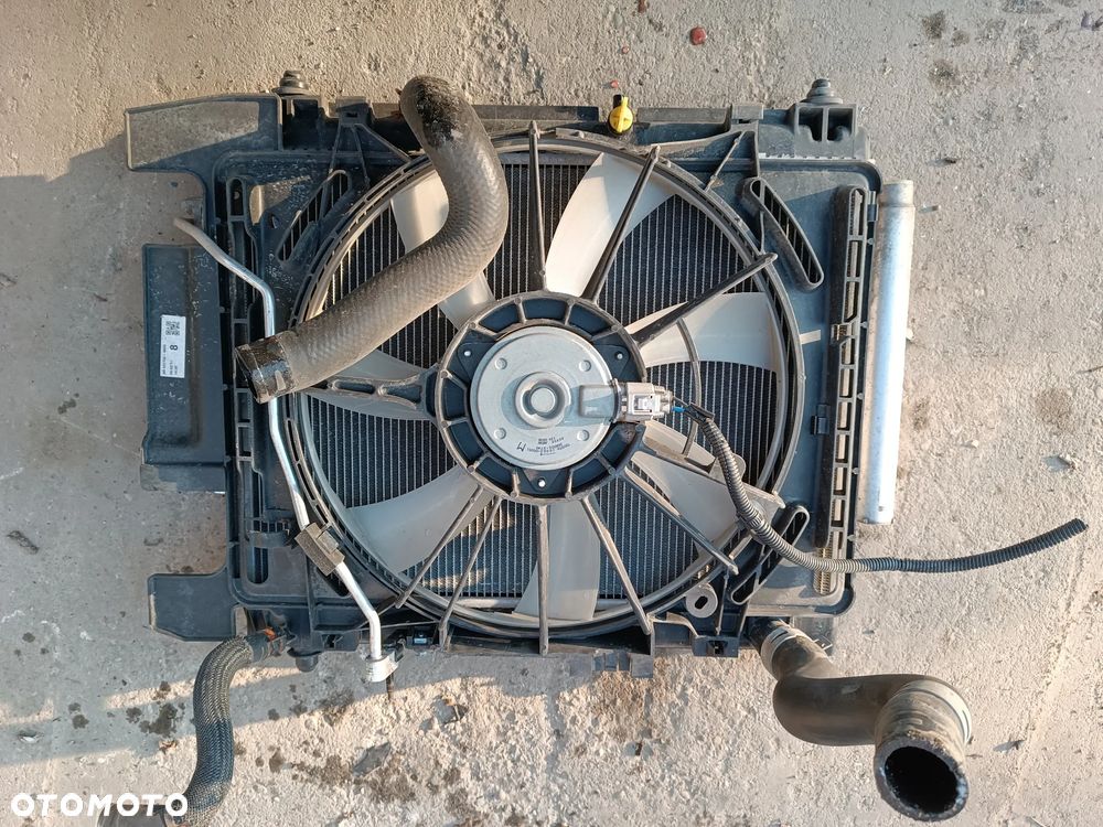 PAS PRZEDNI CHŁODNICE WENTYLATOR TOYOTA YARIS III 1.4 17R - 1