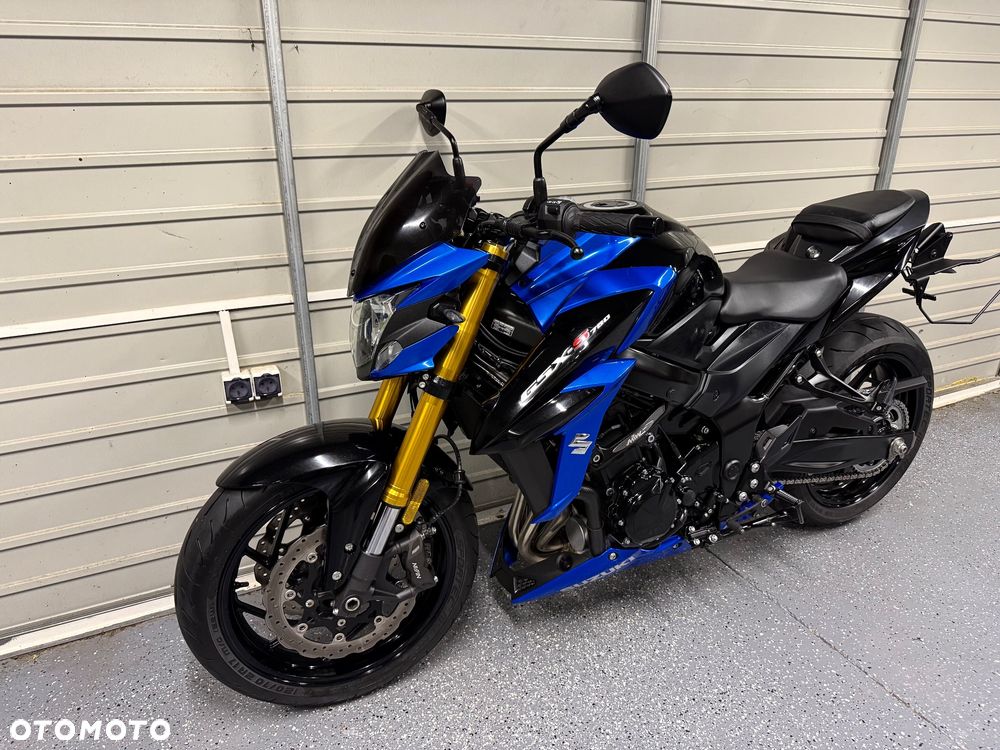 Suzuki GSX - 12