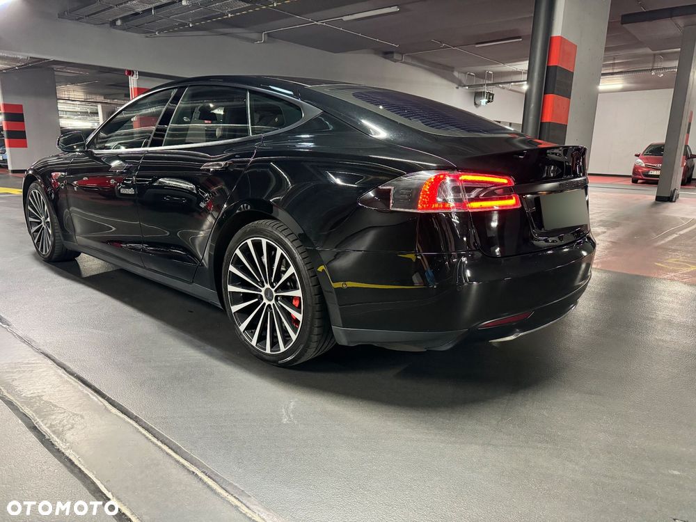 Tesla Model S 85 D - 11