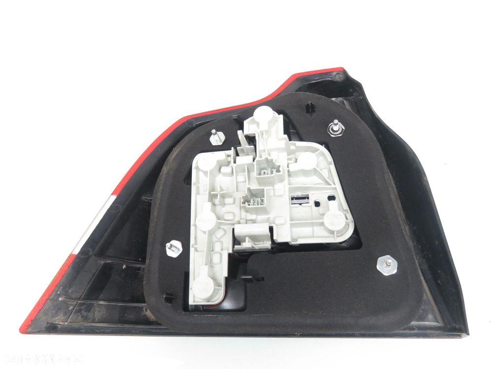 LAMPA PRAWA TYLNA VOLVO S40 II 30698913 - 8