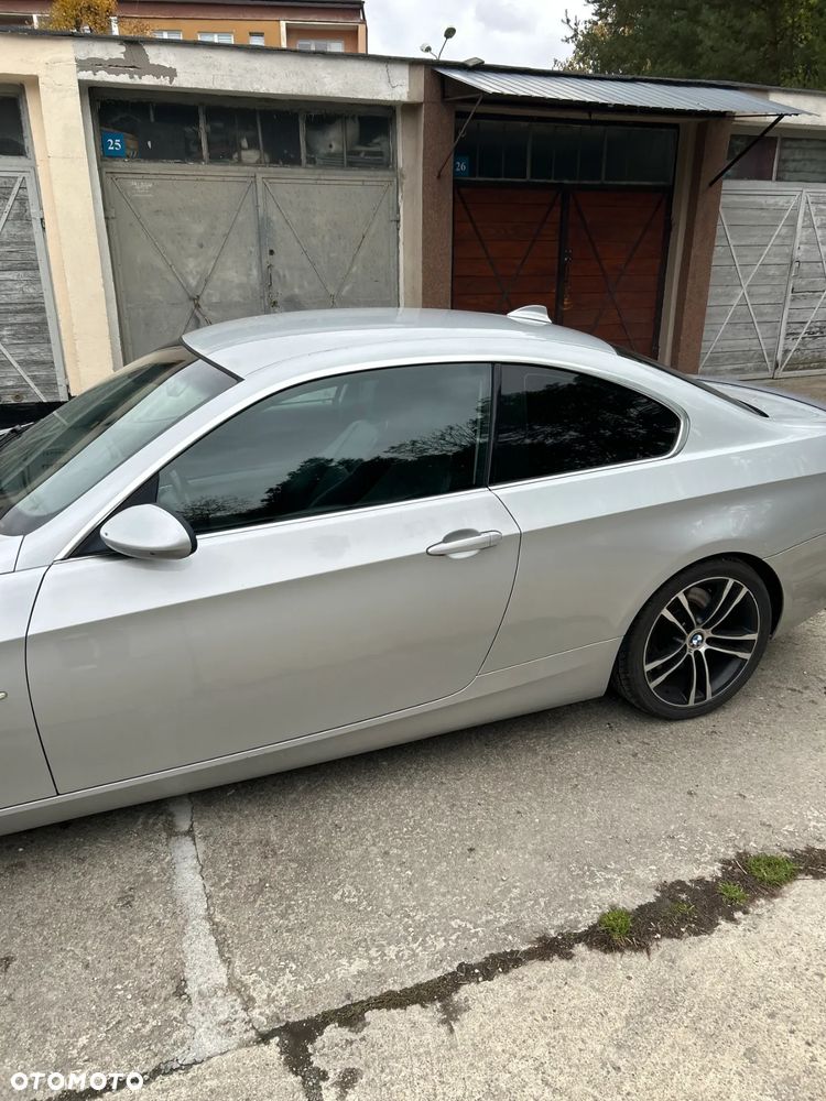 BMW Seria 3 330i Coupe - 21