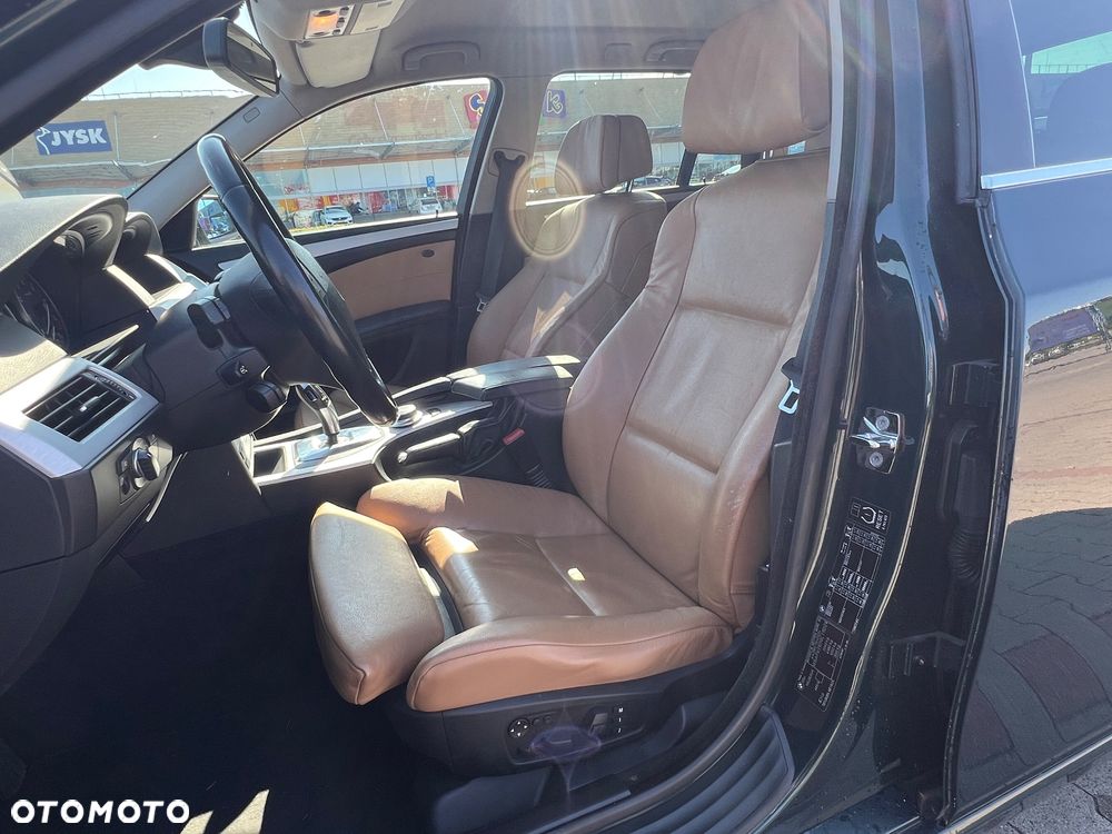 BMW Seria 5 525i xDrive Touring - 17