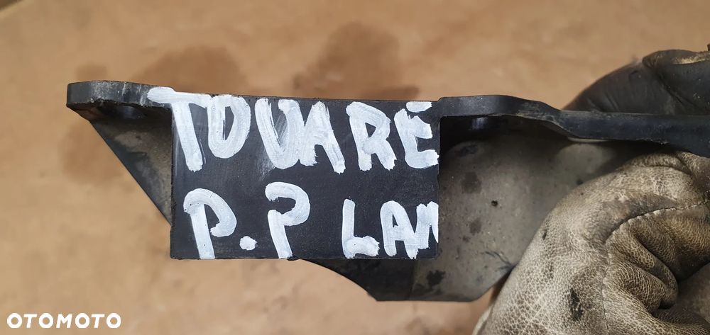 Mocowanie błotnika uchwyt prawy przód VW Touareg 7L0805734 - 5