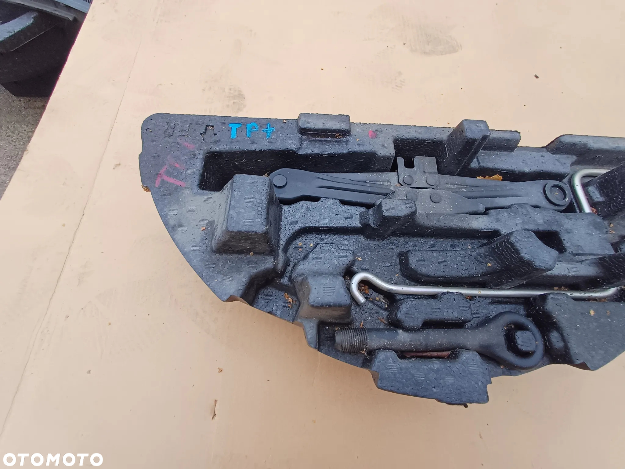 Zestaw awaryjny lewarek  styropian Toyota prius plus 12-20r - 2