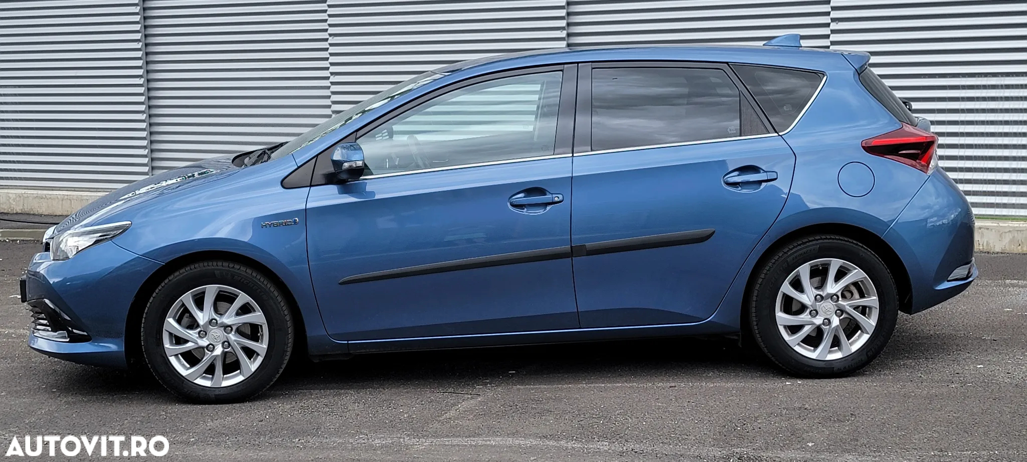 Toyota Auris 1.8 L VVT-i HSD Luna - 2