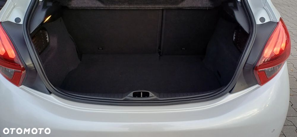 Peugeot 208 - 18