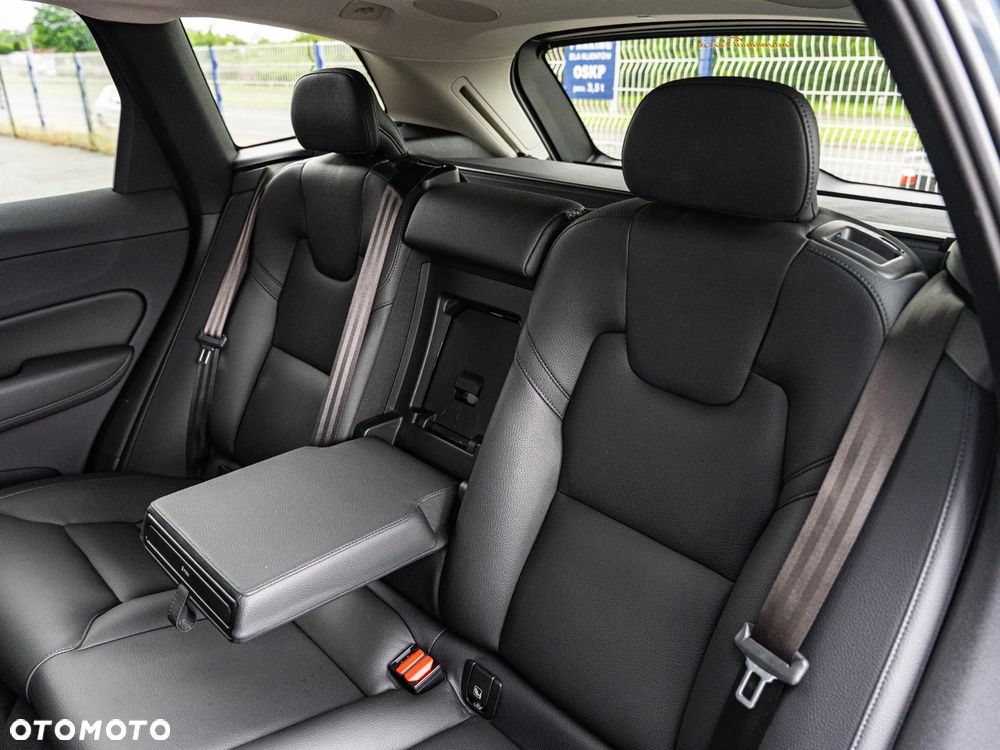 Volvo XC 60 B4 B Plus Dark - 28