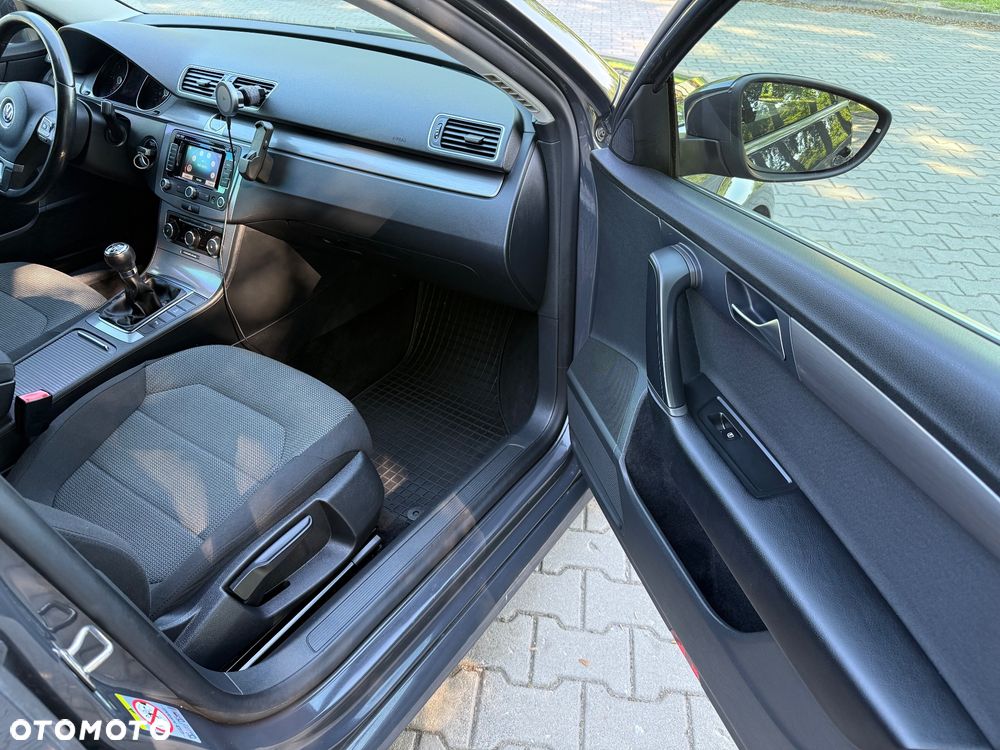 Volkswagen Passat 2.0 TDI Comfortline - 11