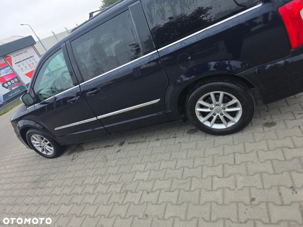 Chrysler Town & Country - 10