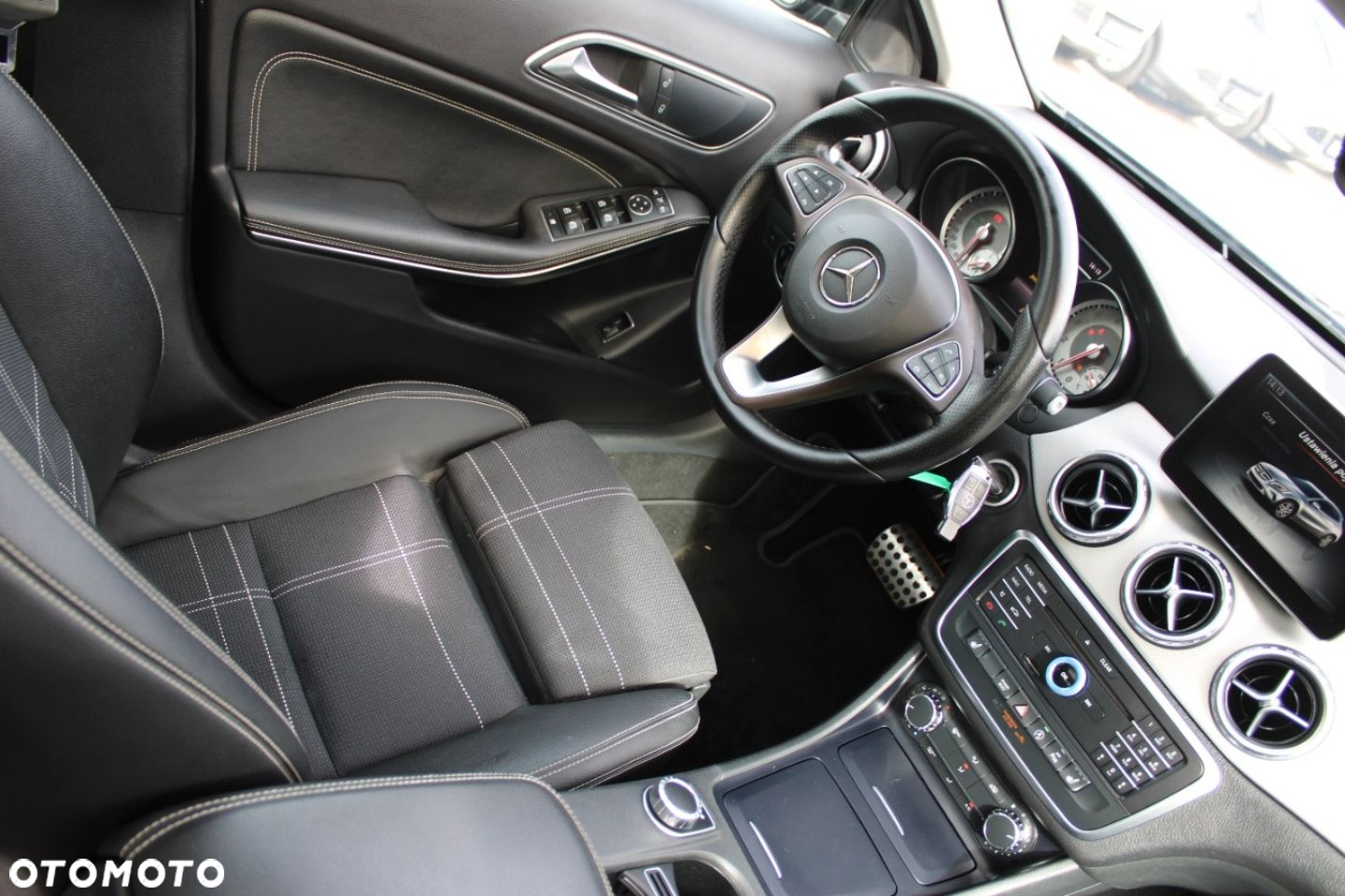 Mercedes-Benz GLA - 38