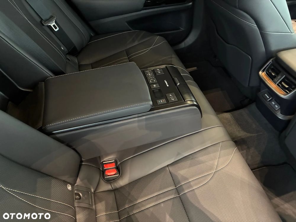 Lexus ES 300h Omotenashi - 11