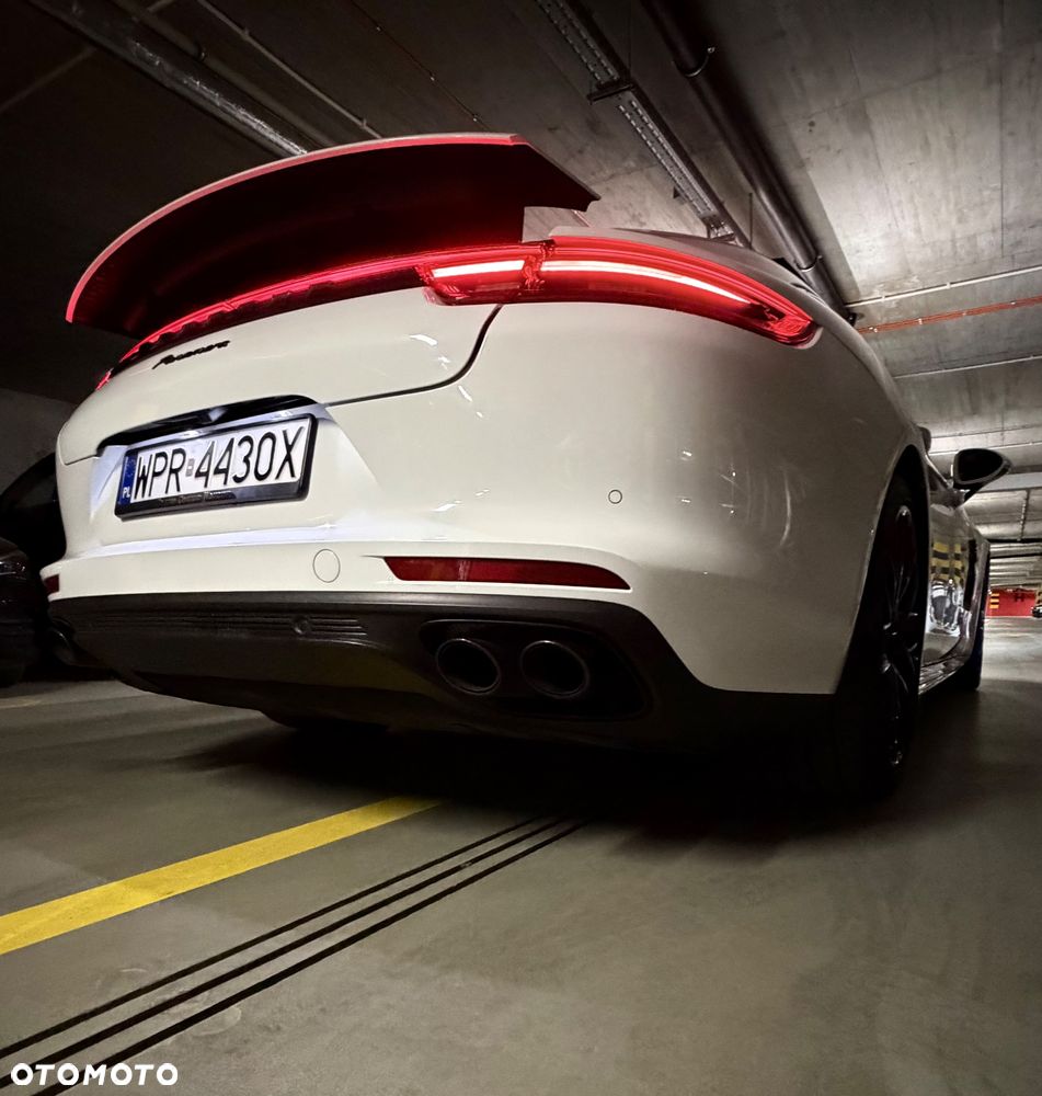 Porsche Panamera - 4