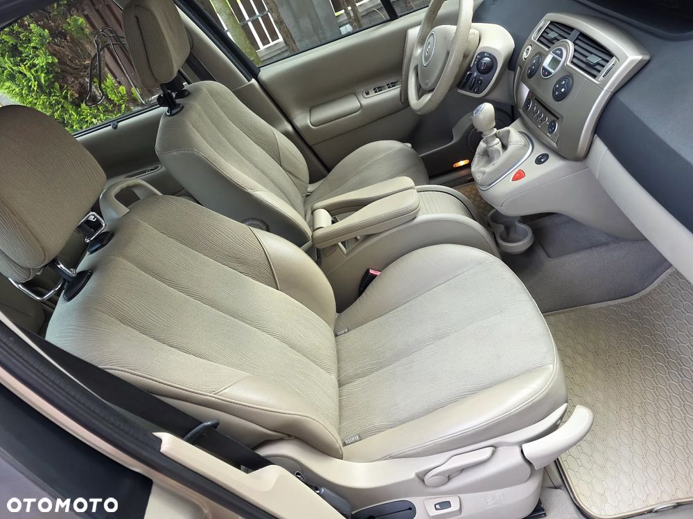 Renault Scenic 1.6 16V Luxe Privilege - 9