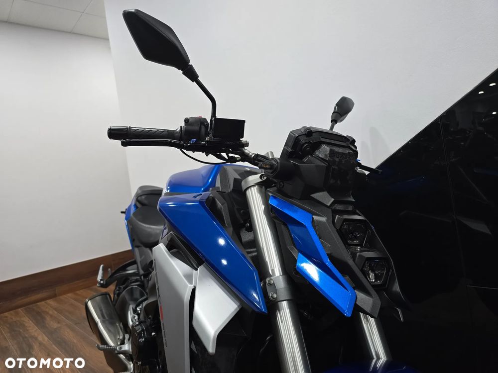 Suzuki GSX - 17