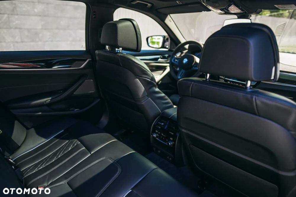BMW Seria 5 M550i xDrive sport - 21