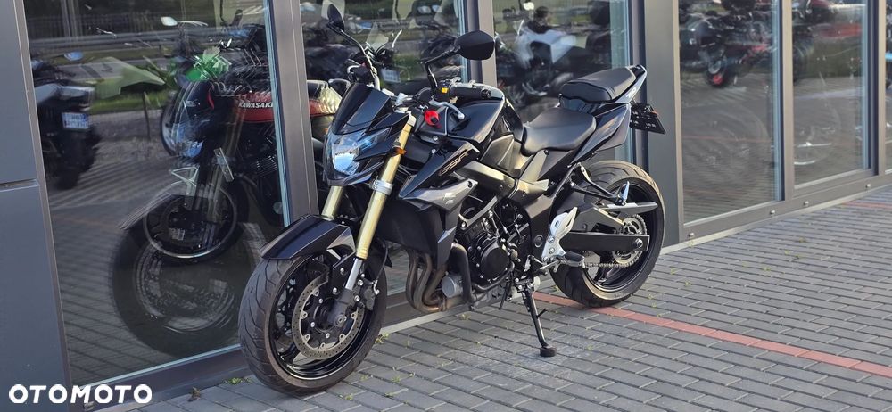 Suzuki GSR - 28