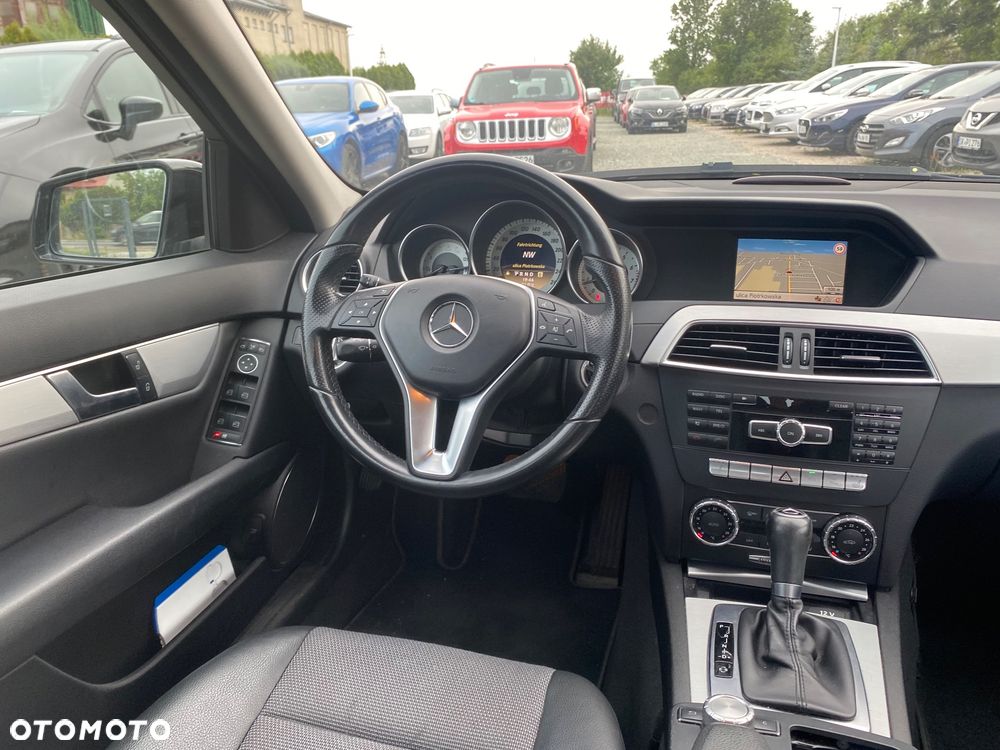 Mercedes-Benz Klasa C 180 CGI Automatik BlueEFFICIENCY Avantgarde - 31