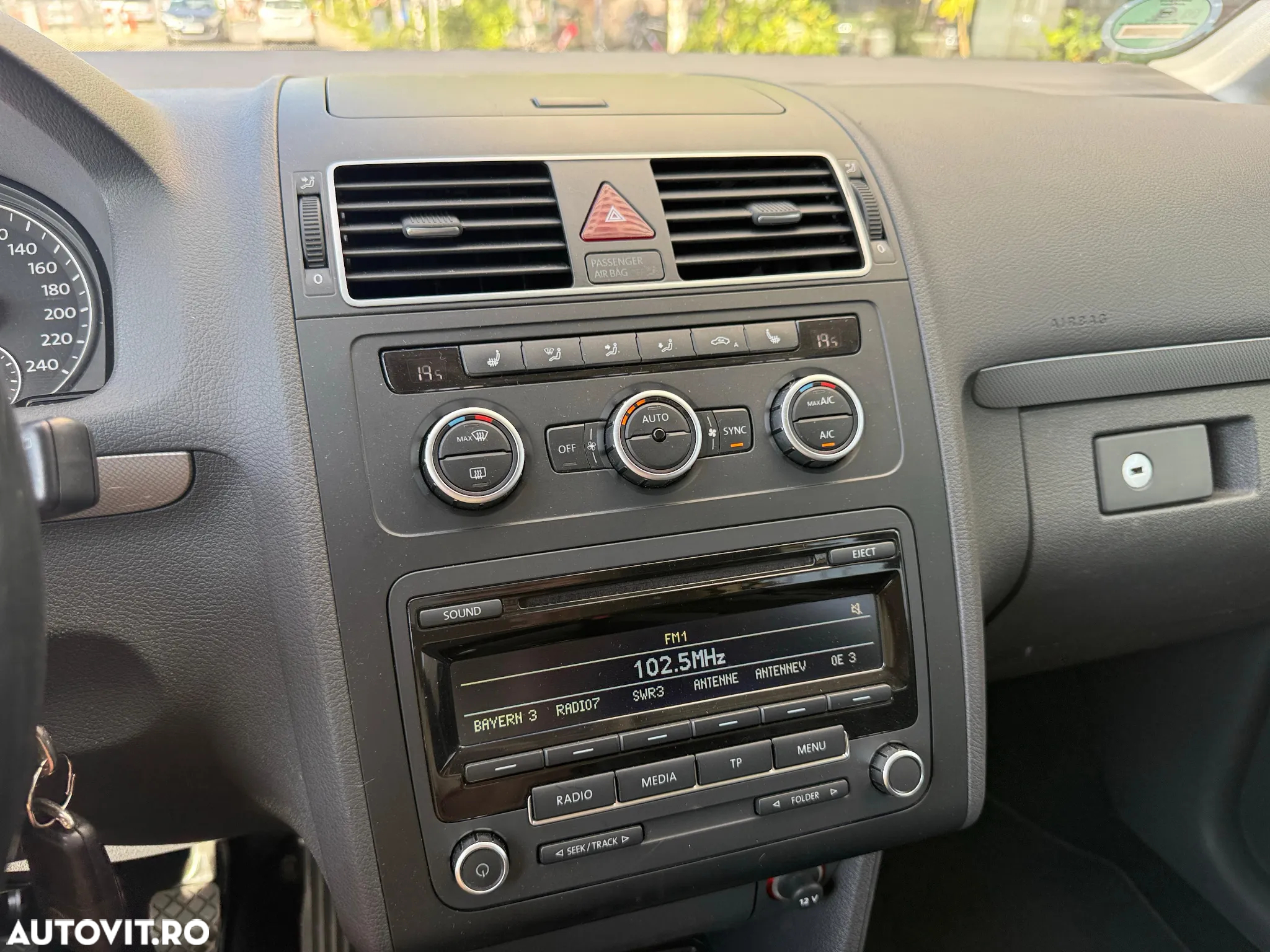 Volkswagen Touran 2.0 TDI DPF BlueMotion Technology MATCH - 11
