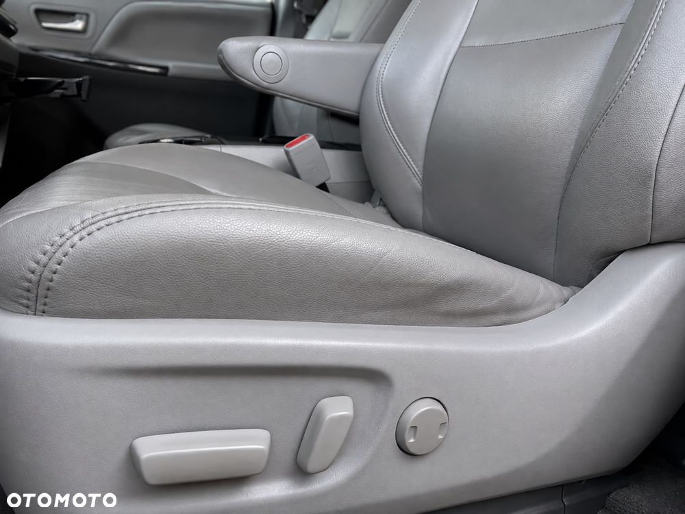 Toyota Sienna 3.5 V6 - 13