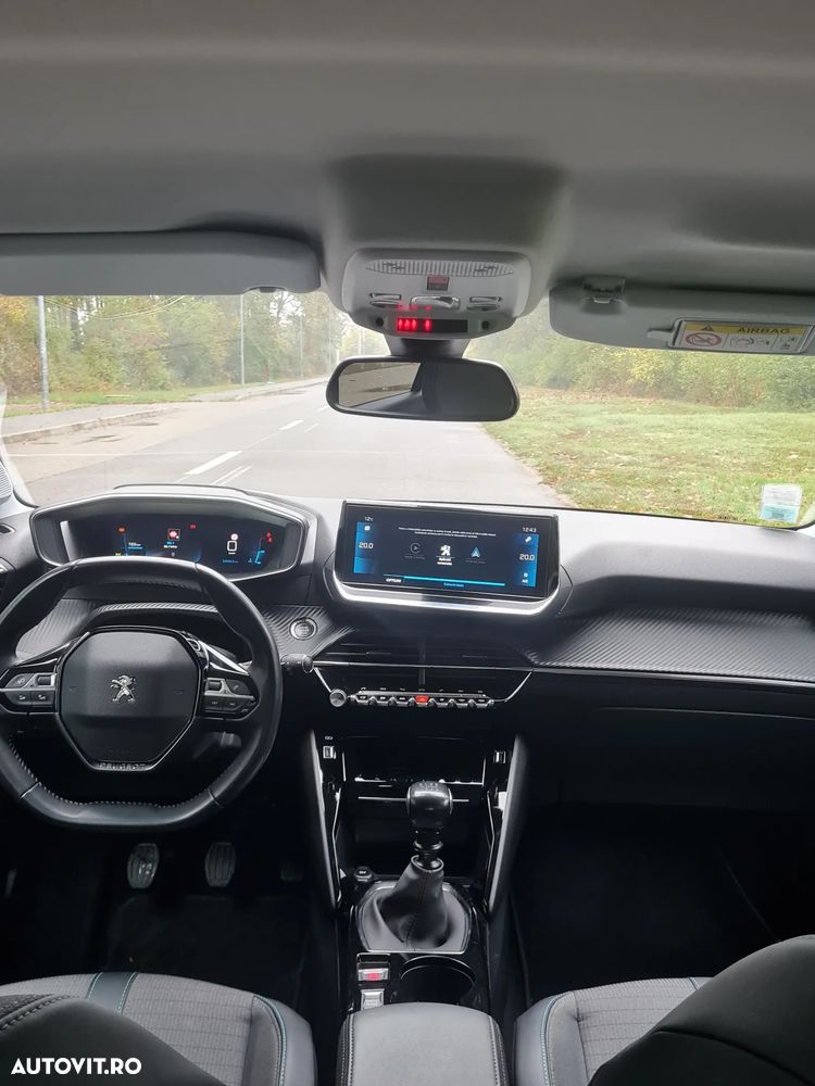 Peugeot 208 - 8
