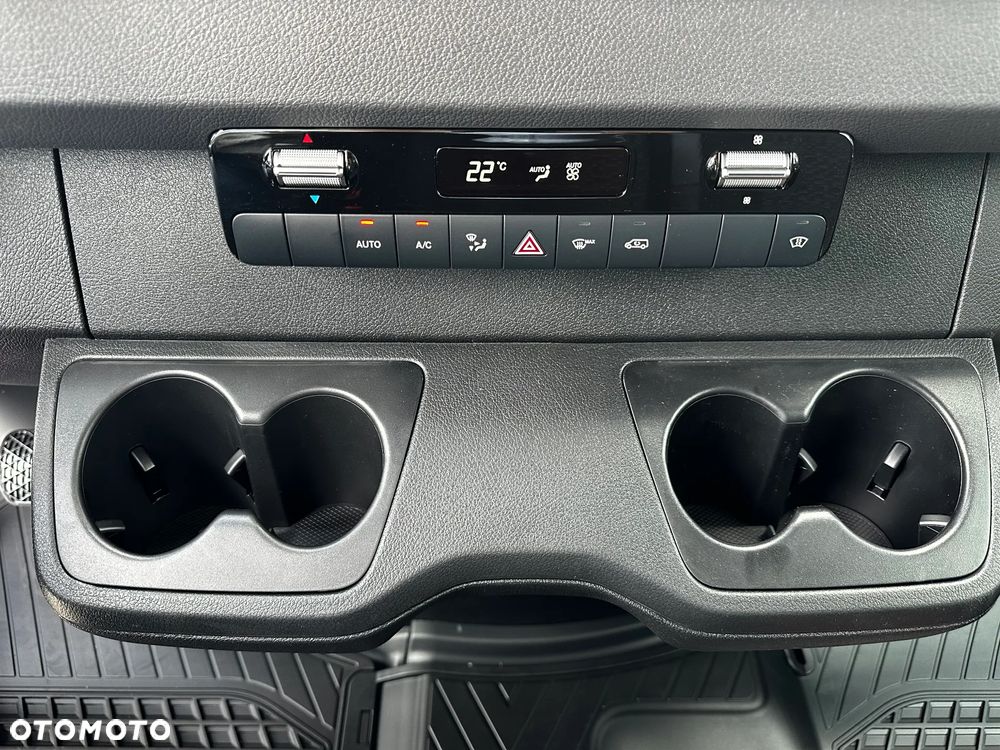 Mercedes-Benz Sprinter - 24