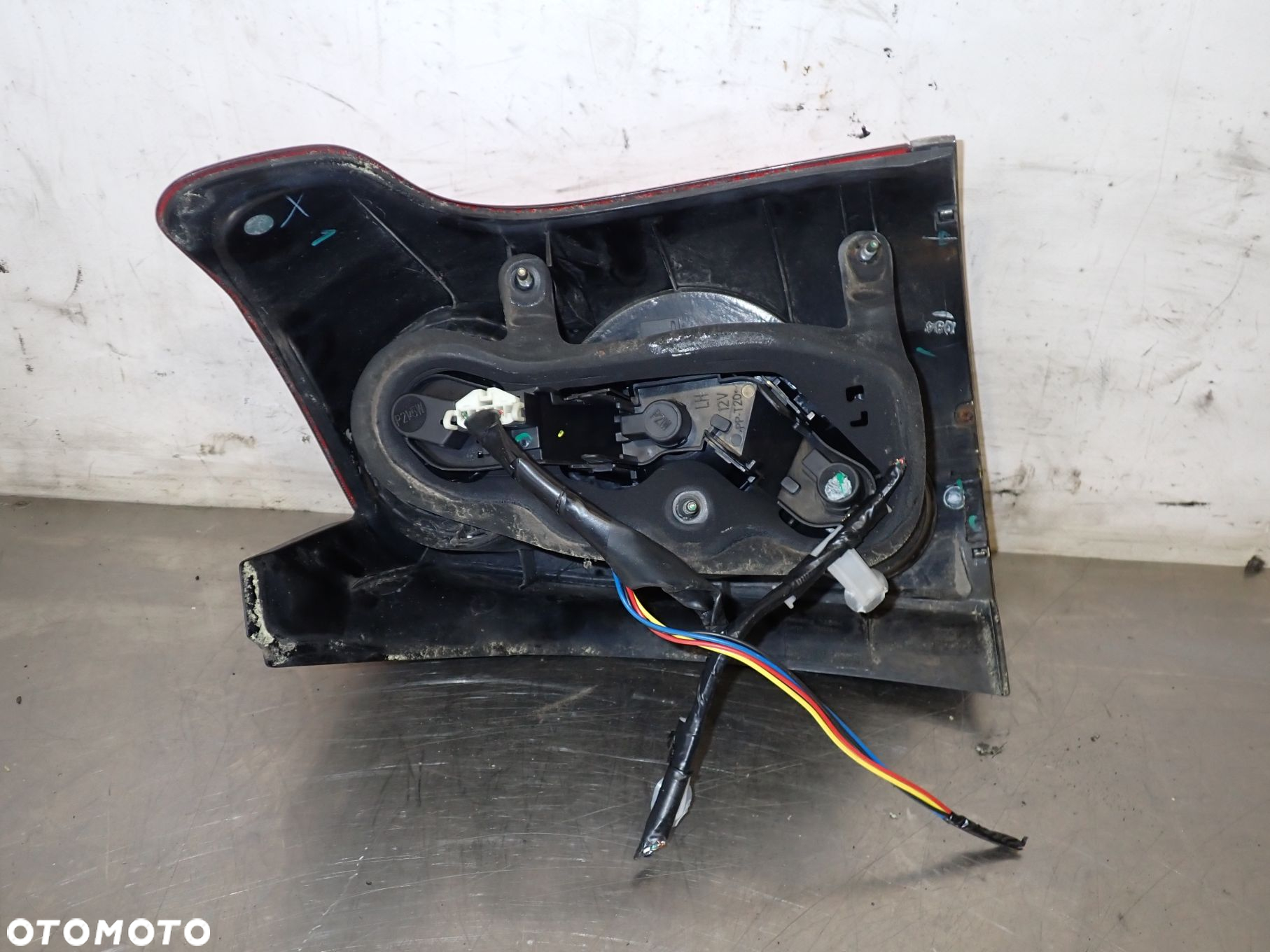 LAMPA LEWA TYLNA TOYOTA AVENSIS T25 2.0D4D - 3