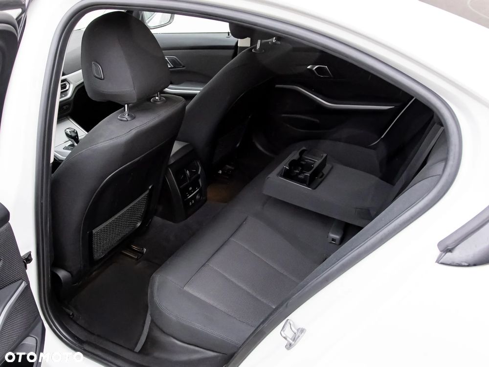 BMW Seria 3 318d M Sport - 32