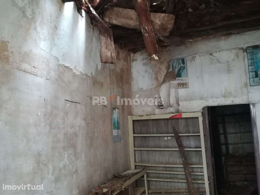 Prédio para recuperar no centro de Abrantes - Grande imagem: 4/10