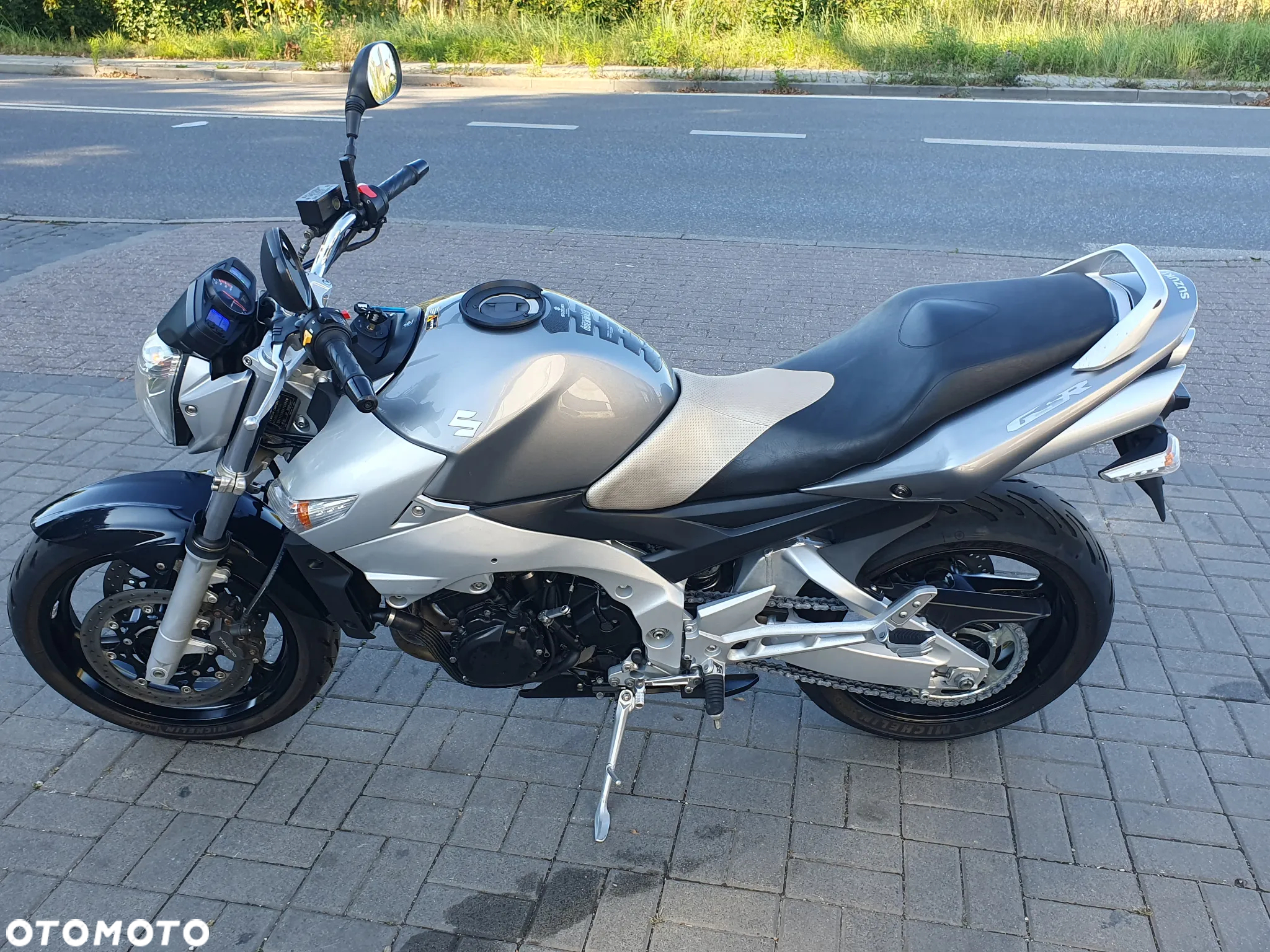 Suzuki GSR - 24