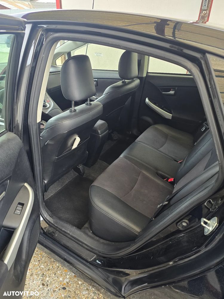 Toyota Prius (Hybrid) - 10