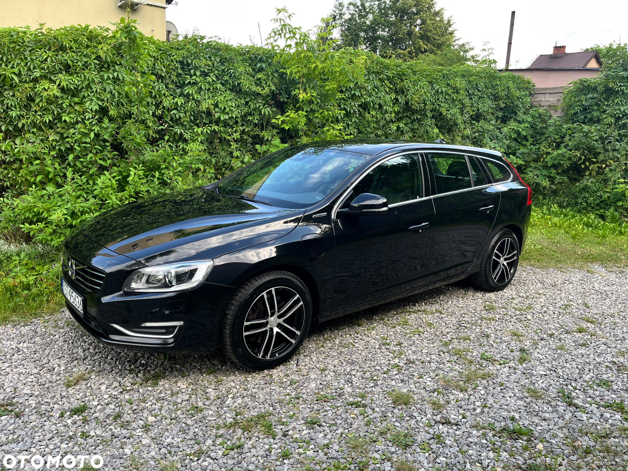 Volvo V60 D6 AWD Plug-in Hybrid R-Design Summum - 4