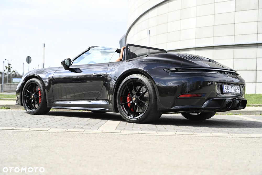 Porsche 911 Carrera 4 GTS - 8