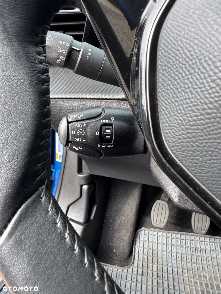 Peugeot 2008 1.2 PureTech Allure S&S - 10