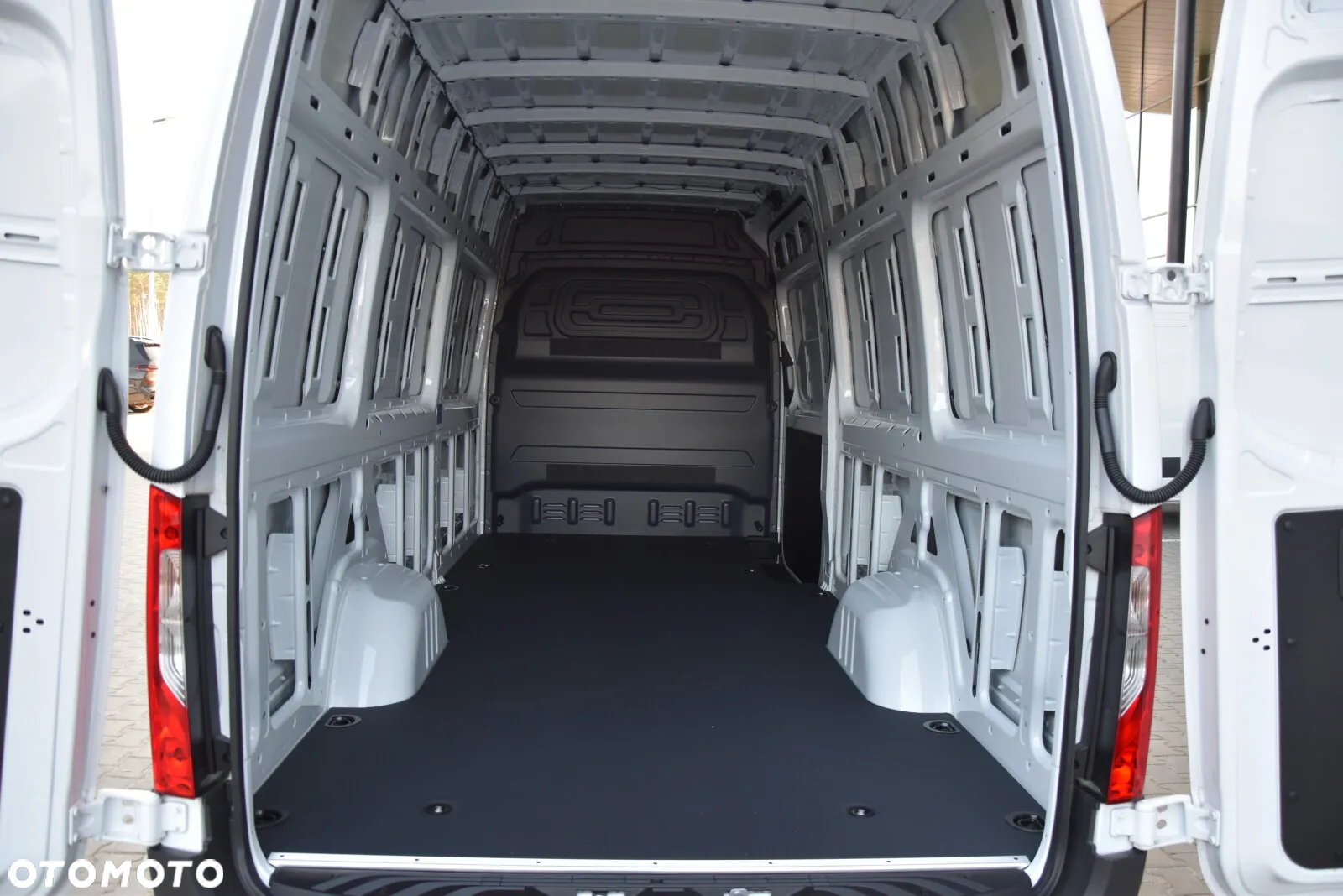 Mercedes-Benz Sprinter - 11