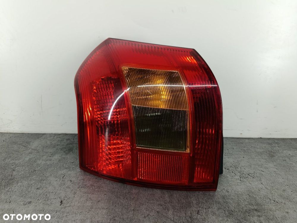 LAMPA TYLNA LEWA TOYOTA COROLLA E12  KOITO HATCHBACK - 1